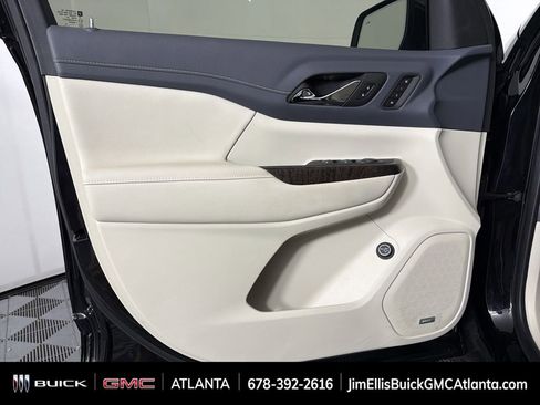 Used 2023 GMC Acadia Denali w/ Black Diamond Edition image 9