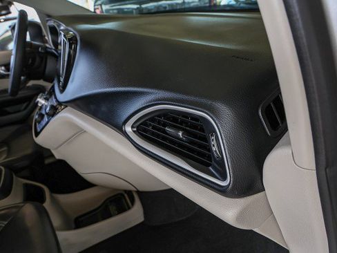Used 2023 Chrysler Pacifica Touring-L FWD image 34