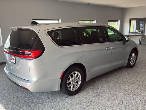 Used 2023 Chrysler Pacifica Touring-L FWD image 4