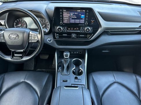 Used 2021 Toyota Highlander XLE image 3