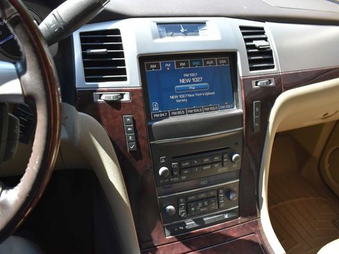 Used 2011 Cadillac Escalade Premium AWD/4WD image 18