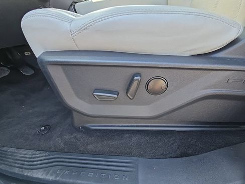 Used 2025 Ford Expedition Platinum w/ Driver's Package AWD/4WD image 12