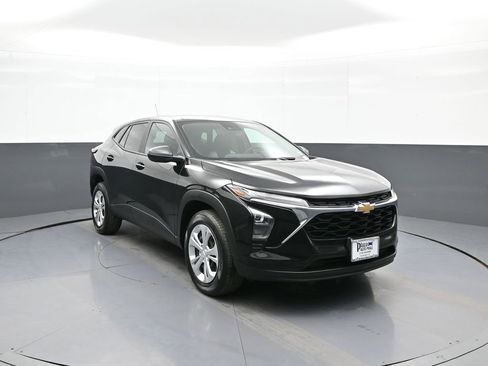 Used 2024 Chevrolet Trax LS w/ Driver Confidence Package FWD image 1
