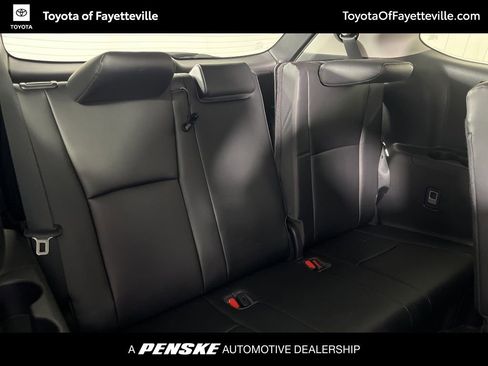 Used 2023 Toyota Highlander XLE AWD/4WD image 12