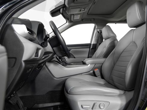 Used 2022 Toyota Highlander XLE image 15