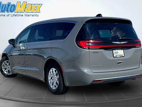 Used 2023 Chrysler Pacifica Touring-L FWD image 5