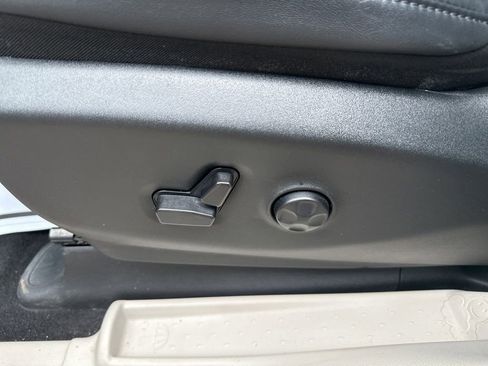 Used 2024 Chrysler Pacifica Touring-L AWD/4WD image 18