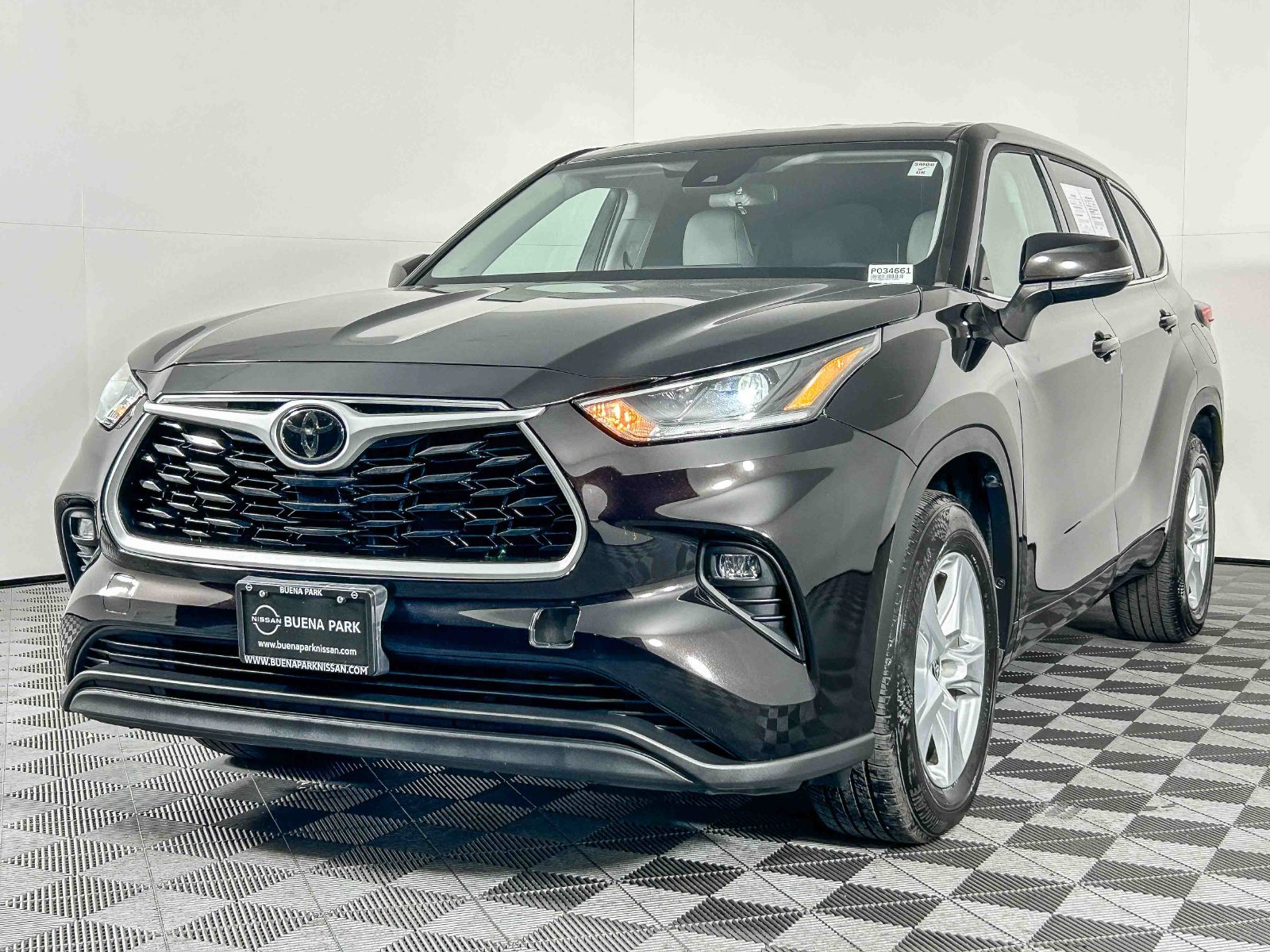Used 2021 Toyota Highlander LE FWD image 3
