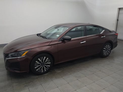 Used 2024 Nissan Altima 2.5 SV FWD image 2