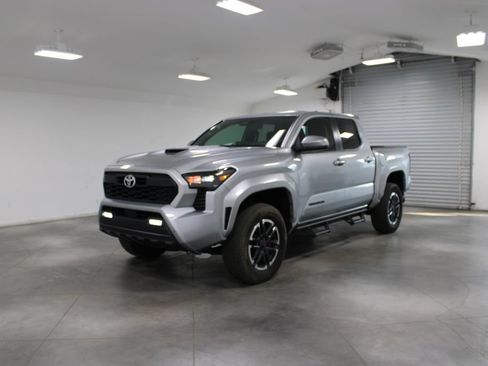Used 2024 Toyota Tacoma TRD Sport RWD image 4