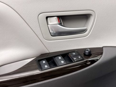 Used 2018 Toyota Sienna XLE w/ XLE Navigation Package FWD image 23