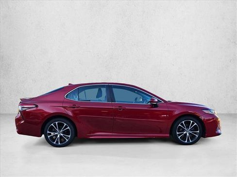 Used 2019 Toyota Camry SE image 4