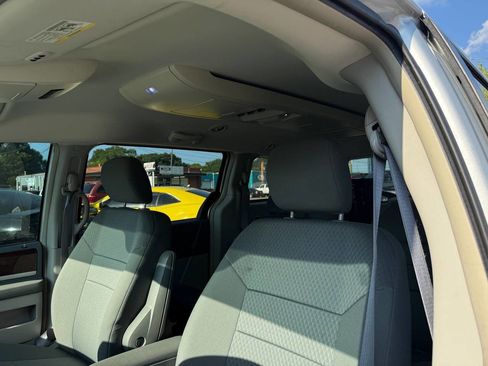 Used 2010 Chrysler Town & Country Touring image 14