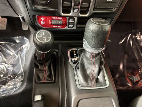 Used 2023 Jeep Gladiator Rubicon w/ Cold Weather Group AWD/4WD image 19