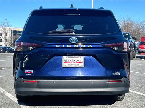Used 2024 Toyota Sienna XLE image 4