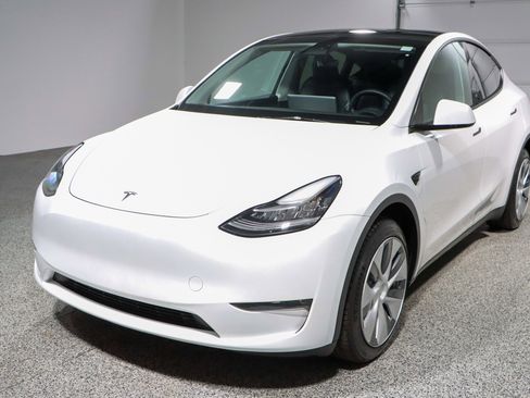 Used 2023 Tesla Model Y Long Range image 26
