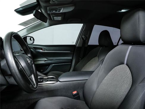 Used 2022 Toyota Camry LE FWD image 5
