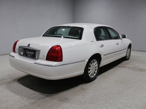 Used 2006 Lincoln Town Car Signature RWD image 2
