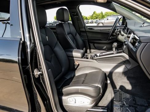 Used 2025 Porsche Macan AWD/4WD image 43