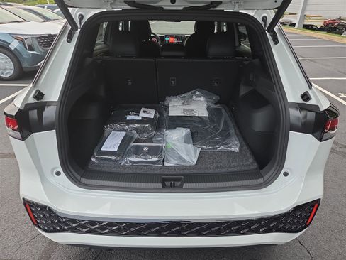 New 2025 Volkswagen Tiguan SE R-Line image 29