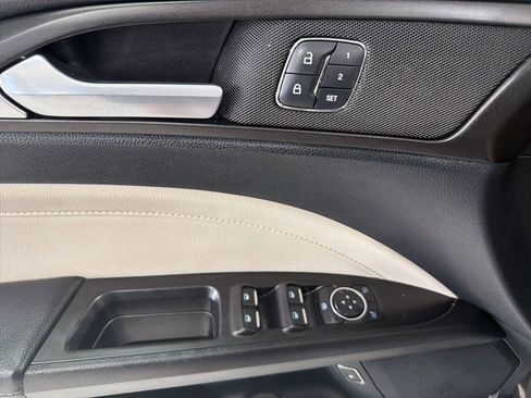 Used 2017 Ford Fusion Energi Titanium FWD image 18