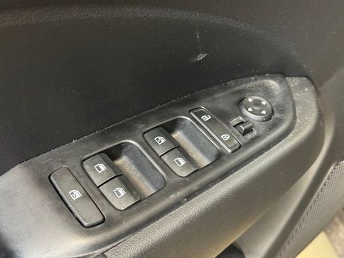 Used 2025 Hyundai Venue Limited FWD image 9