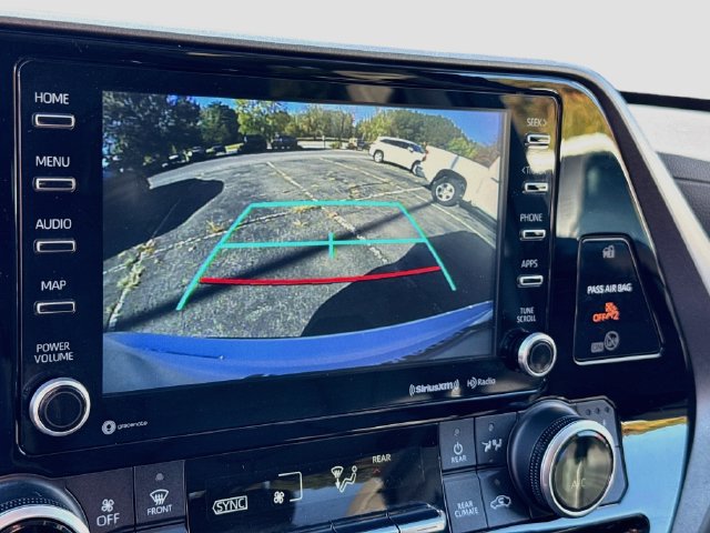 Used 2021 Toyota Highlander XLE AWD/4WD image 16