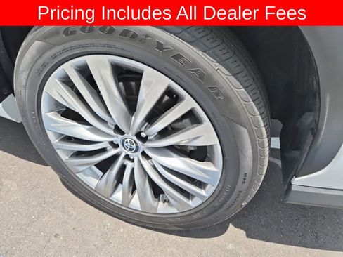 Used 2023 Toyota Highlander Platinum FWD image 17