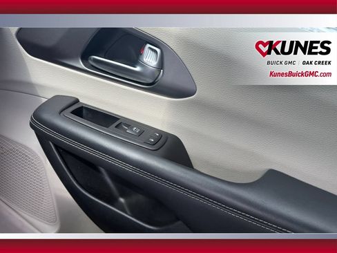 Used 2023 Chrysler Pacifica Touring-L FWD image 38