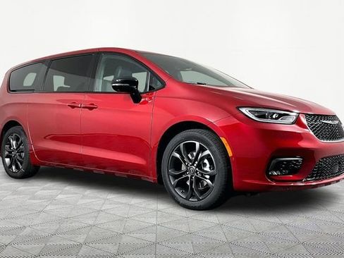 New 2026 Chrysler Pacifica Select image 3