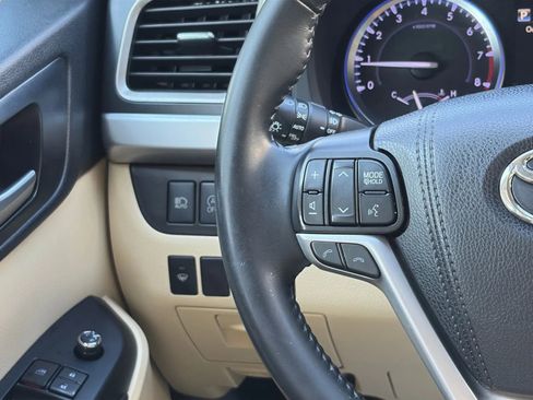 Used 2019 Toyota Highlander XLE AWD/4WD image 31