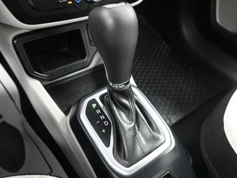 Used 2019 Jeep Renegade Latitude w/ Cold Weather Group FWD image 23