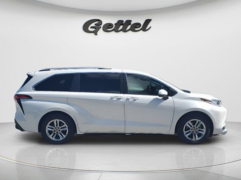 Used 2023 Toyota Sienna Limited FWD image 4