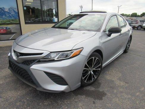 Used 2018 Toyota Camry SE w/ Moonroof Package FWD image 2
