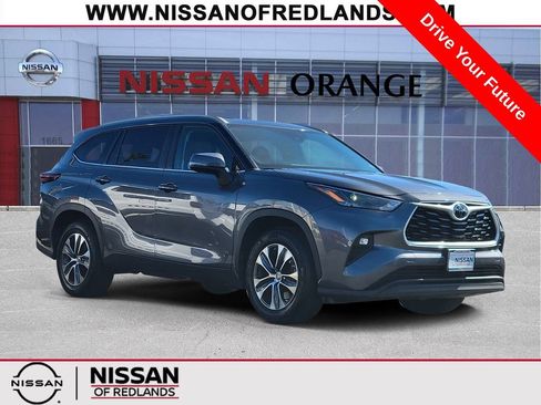 Used 2024 Toyota Highlander XLE FWD image 1