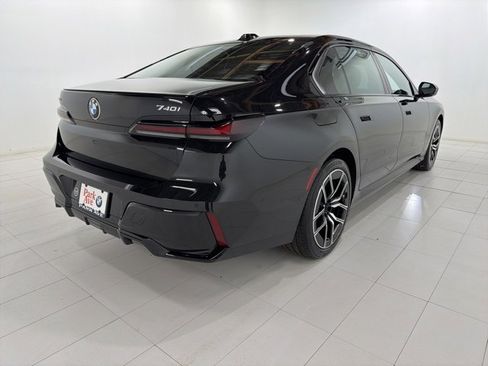 Used 2025 BMW 740i xDrive w/ Premium Package image 5