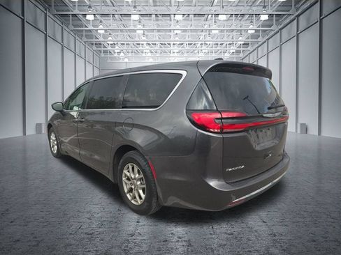 Used 2023 Chrysler Pacifica Touring-L FWD image 4
