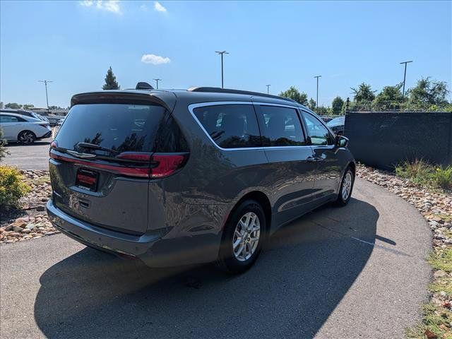 Used 2022 Chrysler Pacifica Touring-L w/ Uconnect Theater Family Group FWD image 5