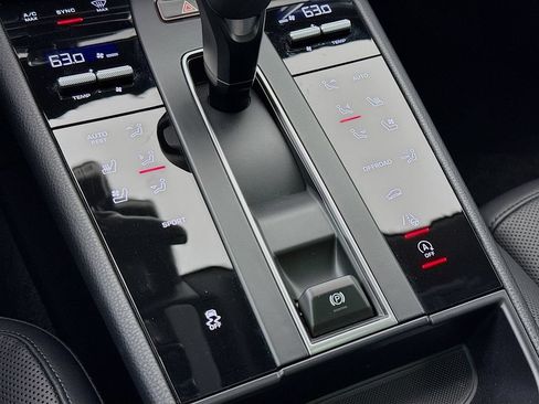Certified 2025 Porsche Macan AWD/4WD image 23