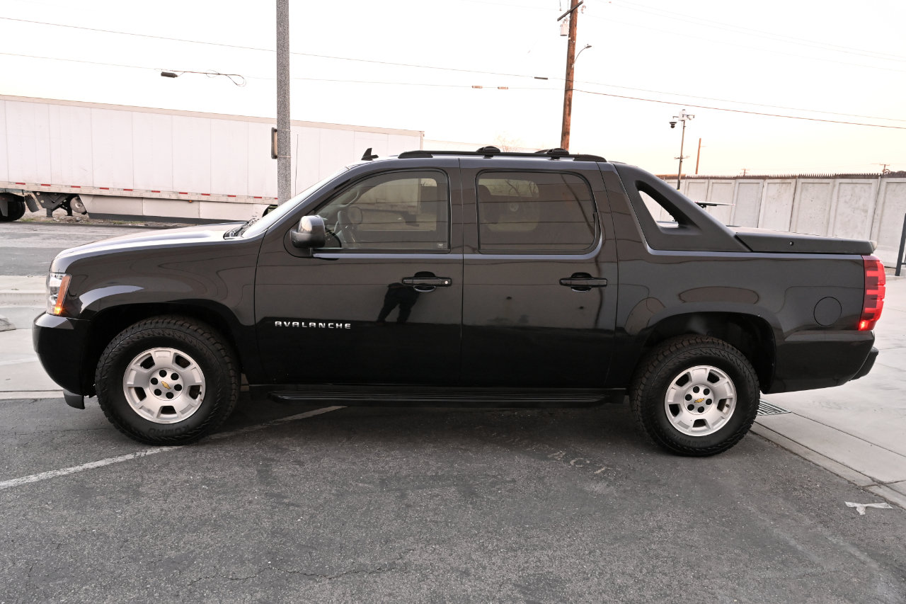 Used 2011 Chevrolet Avalanche LS RWD image 3