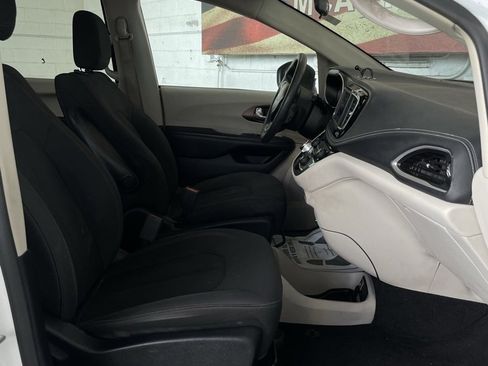 Used 2018 Chrysler Pacifica L image 16