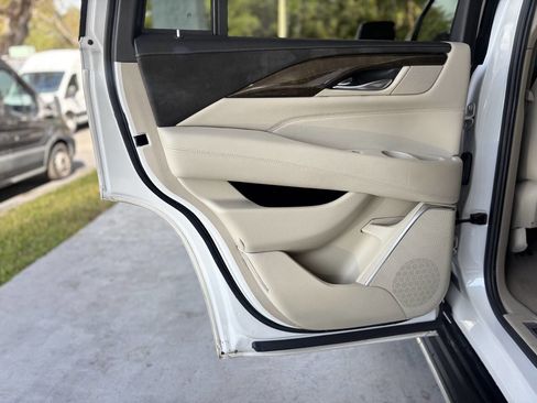 Used 2019 Cadillac Escalade Luxury image 17