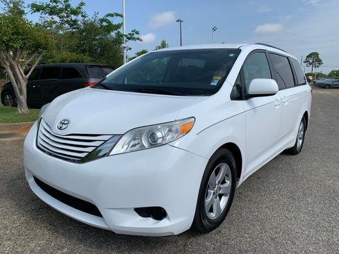 Used 2016 Toyota Sienna LE FWD image 4