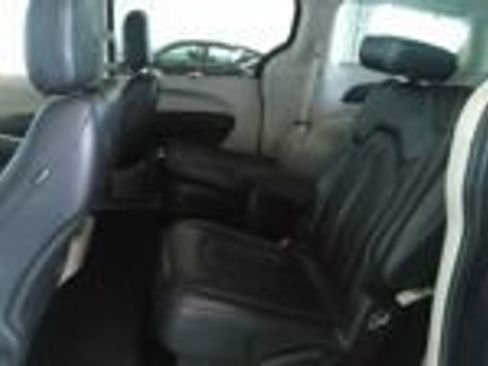 Used 2022 Chrysler Pacifica Touring-L FWD image 12