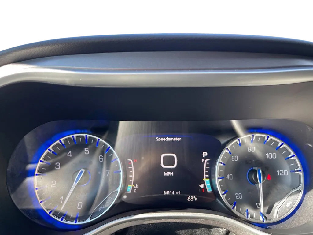 Used 2024 Chrysler Pacifica Touring-L FWD image 24