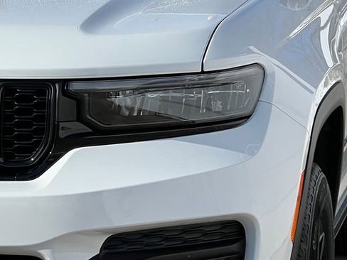 Used 2025 Jeep Grand Cherokee Altitude image 40