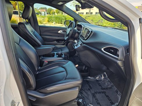 Used 2024 Chrysler Pacifica Limited FWD image 36