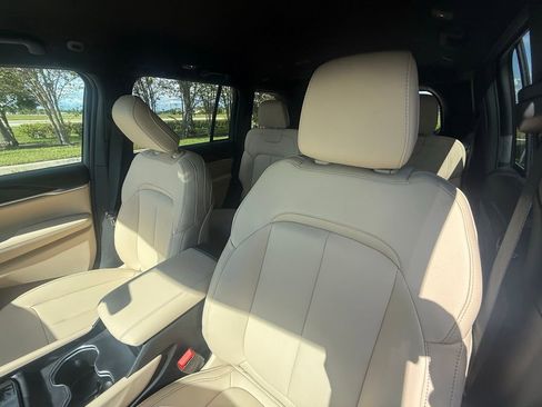 New 2025 Jeep Grand Cherokee Limited image 23