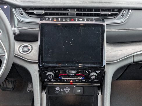 Used 2023 Jeep Grand Cherokee Limited w/ Black Appearance Package image 16