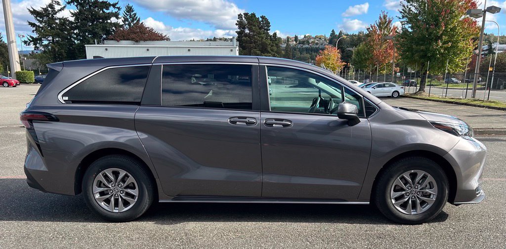 Certified 2024 Toyota Sienna LE AWD/4WD image 4